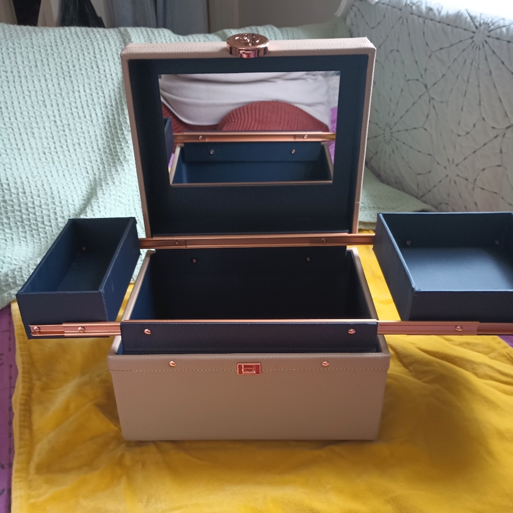 Small Train Case - Picture 3 of 5